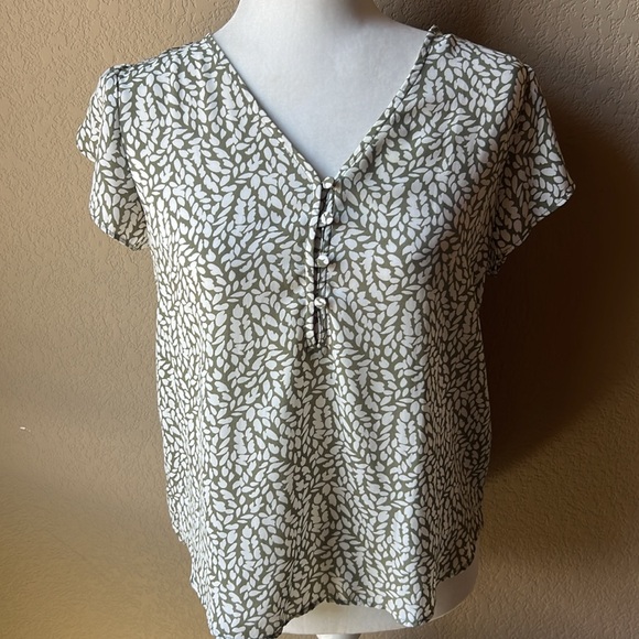 LOFT Tops - Loft Outlet green and white tulip sleeve top, size small petite